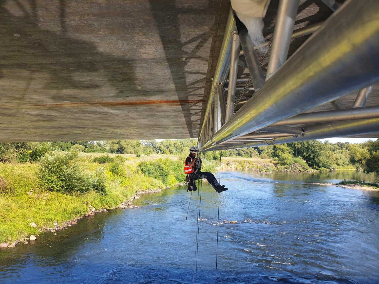 Sensortechnik Monteure unter einer Brücke